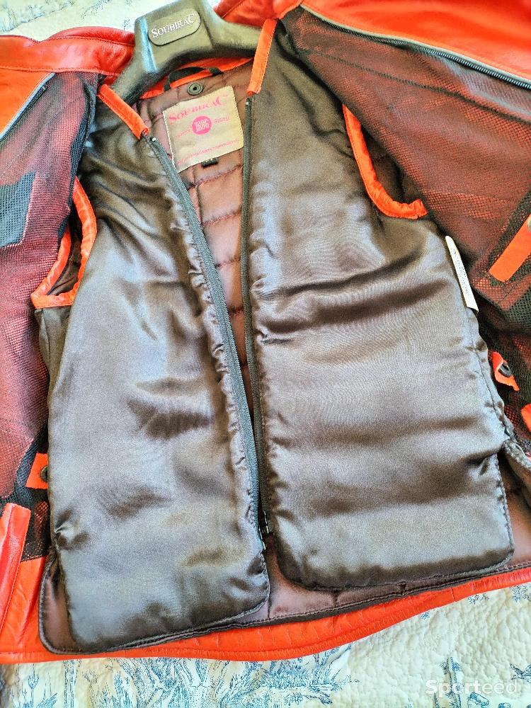Moto route - Blouson moto pour femme, en cuir de buffle rouge, de marque française SoubiraC (depuis 1886), modèle SOHO - LADY ROUGE F1-S - Taille 36 - Neuf avec étiquette - photo 2