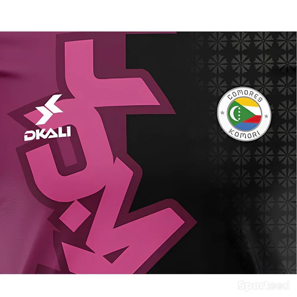 Football - Maillot Comores 2025/2026 - DKALI Officiel - Rose / Noir - photo 3