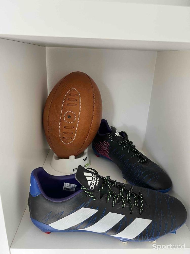 Rugby - Crampons de rugby Adidas avec plusieurs accessoires dont 1 ballon de rugby vintage avec son support etc… - photo 1