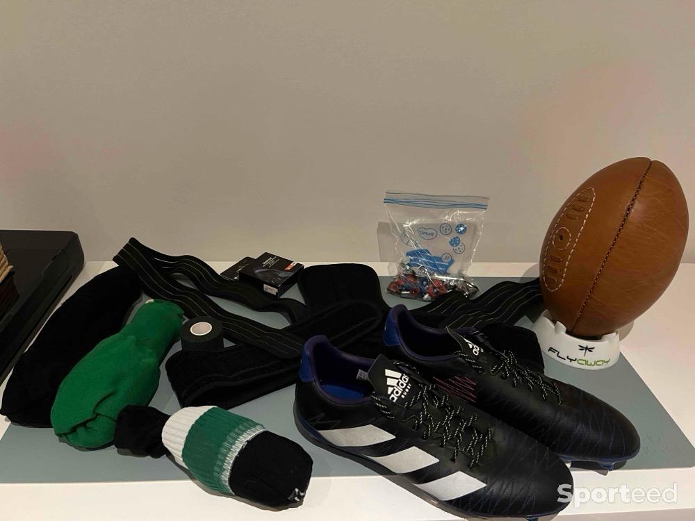 Rugby - Crampons de rugby Adidas avec plusieurs accessoires dont 1 ballon de rugby vintage avec son support etc… - photo 2