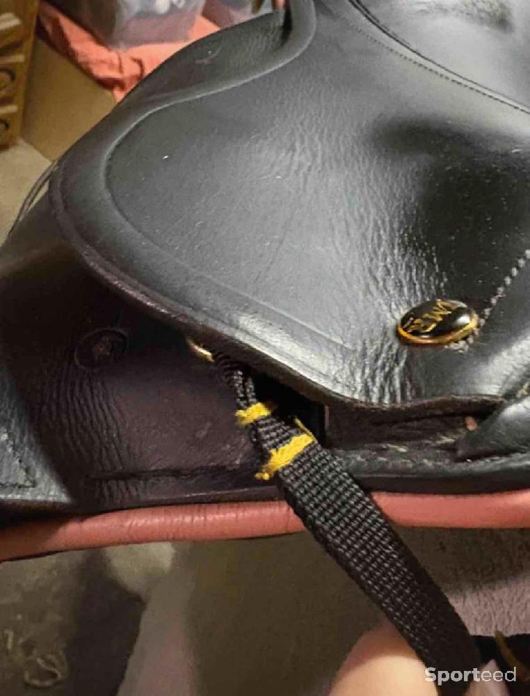 Equitation - Selle mixte JMR 16,5” cuir noir liseré rose – très bon état - photo 5