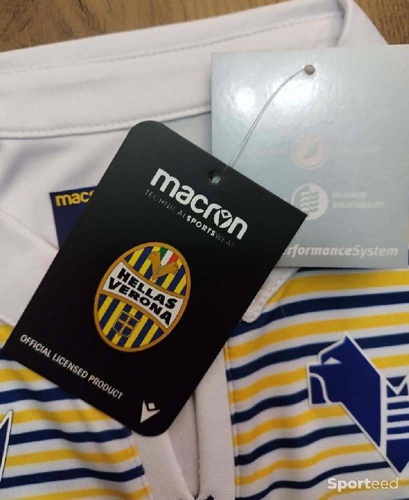 Football - Maillot de foot Macron du Hellas Verona Vérone Italie Italia taille 107 - 119 cms 5 ans neuf et étiqueté  - photo 3