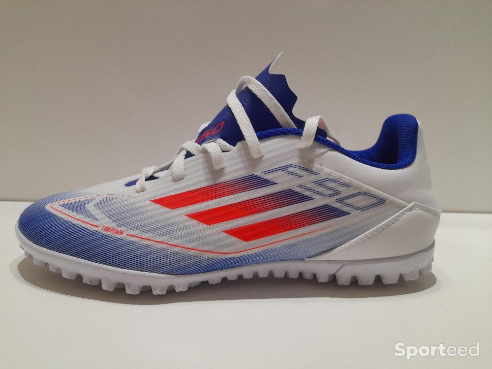 Football - Chaussures Foot ADIDAS F50 - quasi neuves - crampons stabilisés - pointure 40 2/3 (taille petit) - photo 2