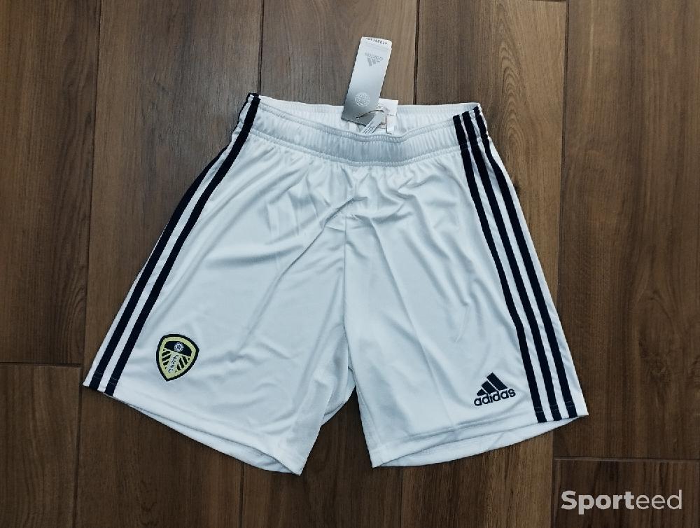 Football - Short de Football Adidas de Leeds United Football club LUFC Angleterre England taille S neuf et étiqueté  - photo 1