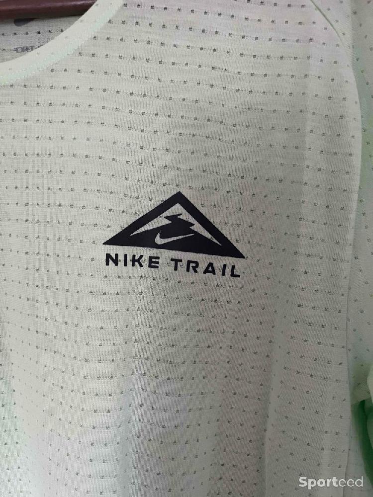 Course à pied trail - T-shirt Nike trail neuf taille L - photo 2