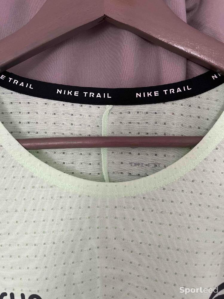 Course à pied trail - T-shirt Nike trail neuf taille L - photo 4